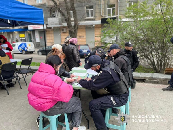 Жахливі наслідки нічного удару по Дніпру:  на місцях влучань працюють комунальники, правоохоронці та надзвичайники (ФОТО)