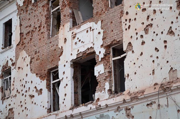 Жахливі наслідки нічного удару по Дніпру:  на місцях влучань працюють комунальники, правоохоронці та надзвичайники (ФОТО)