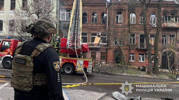 Жахливі наслідки нічного удару по Дніпру:  на місцях влучань працюють комунальники, правоохоронці та надзвичайники (ФОТО)
