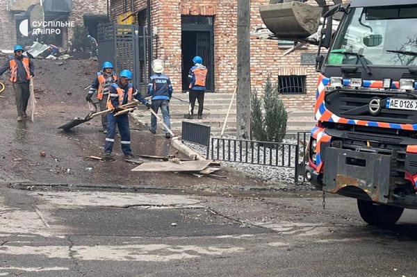 Жахливі наслідки нічного удару по Дніпру:  на місцях влучань працюють комунальники, правоохоронці та надзвичайники (ФОТО)