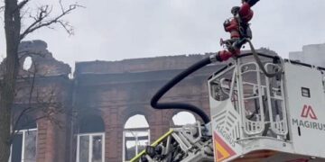 Жахливі наслідки нічного удару по Дніпру:  на місцях влучань працюють комунальники, правоохоронці та надзвичайники (ФОТО)