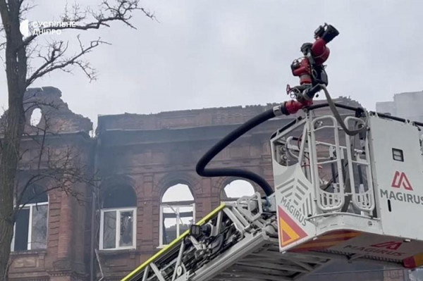 Жахливі наслідки нічного удару по Дніпру:  на місцях влучань працюють комунальники, правоохоронці та надзвичайники (ФОТО)