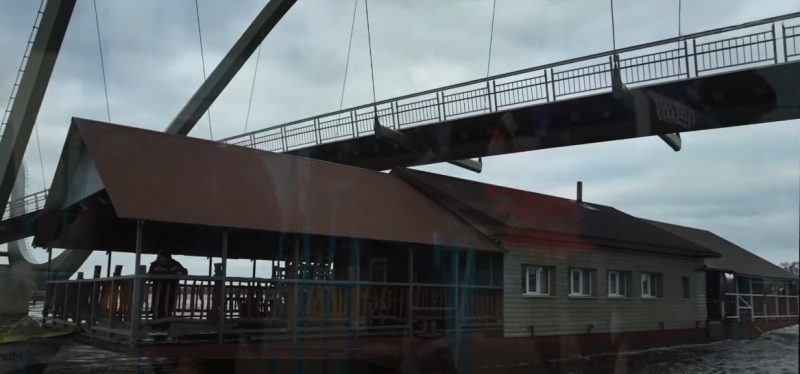 Під мостом-хвилею на Оболоні плив будинок без даху: деталі спецоперації &laquo;Десант&raquo; (відео)