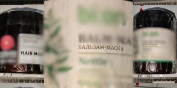 Жителька Одеського району ховала «товар» у косметичних банках та відправляла поштою