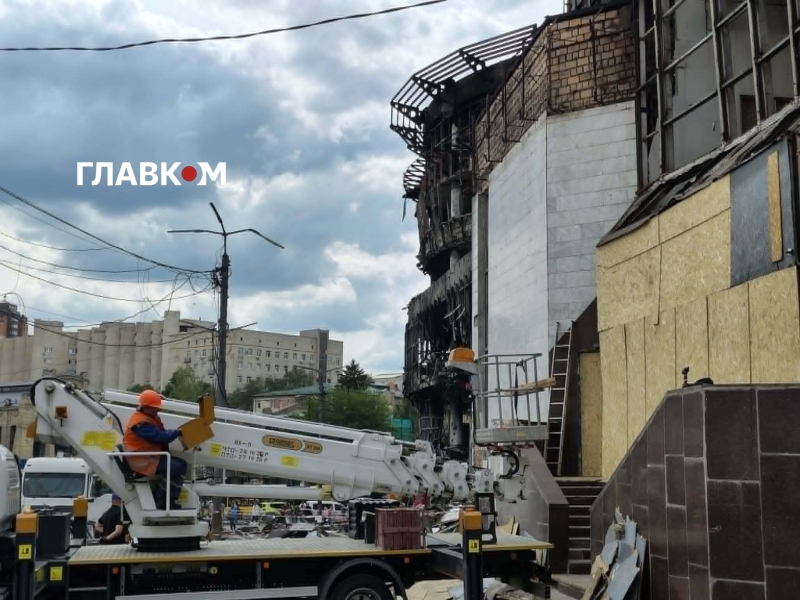 Знищені ринок та ТРЦ: як Лук'янівка оговтується після жахливого удару РФ. Фоторепортаж