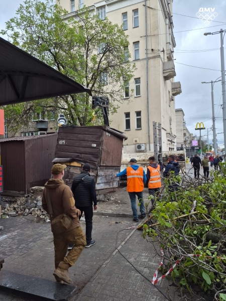 У центрі Запоріжжя прибрали два незаконних МАФи