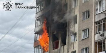 Пекло у багатоповерхівці: у Франківську палали два поверхи після ворожої атаки (ФОТО)