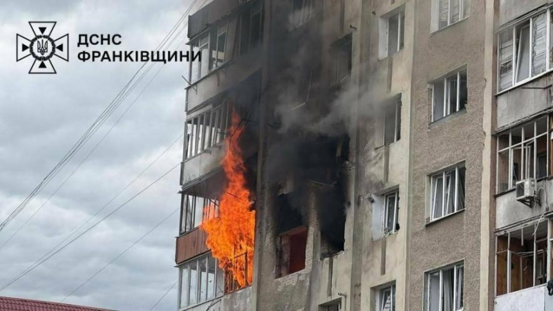 Пекло у багатоповерхівці: у Франківську палали два поверхи після ворожої атаки (ФОТО)