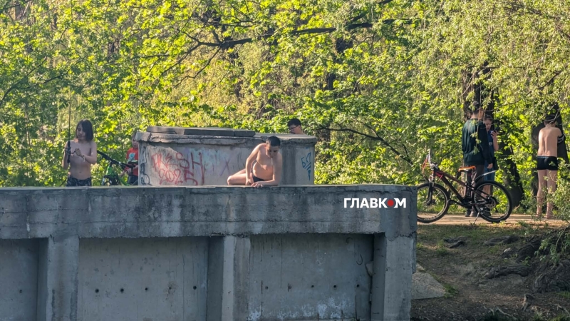 У Києві відкрито пляжний сезон, люди масово ринулись до водойм (фоторепортаж)