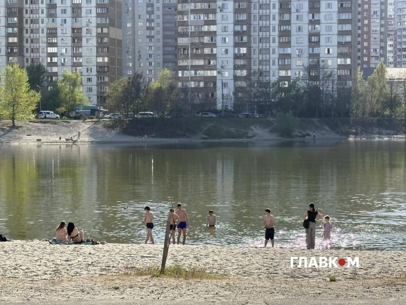 У Києві відкрито пляжний сезон, люди масово ринулись до водойм (фоторепортаж)