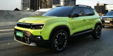 Найдешевший кросовер Jeep показали наживо до дебюту