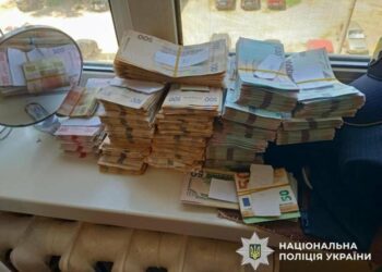 Гори готівки в квартирі: в Україні викрили масштабну схему для ухилянтів на 200 мільйонів гривень (фото)