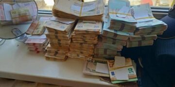 Гори готівки в квартирі: в Україні викрили масштабну схему для ухилянтів на 200 мільйонів гривень (фото)