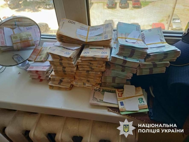 Гори готівки в квартирі: в Україні викрили масштабну схему для ухилянтів на 200 мільйонів гривень (фото)
