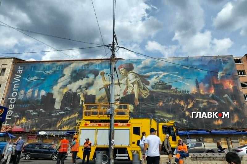 На Лук'янівці після атаки РФ вцілів пророчий банер (фото)