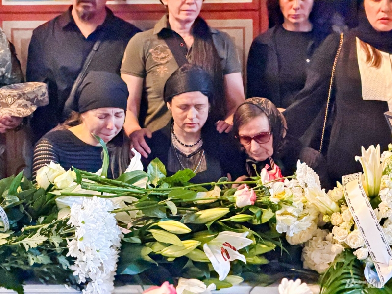 Київ попрощався з доньками полеглого захисника, яких вбила російська ракета 14 травня (фото)