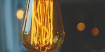 У Запоріжжі після обстрілу повернули світло понад 300 родинам