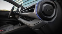 Jeep Avenger (2026): М’який пластик замість «барабанного» та трохи більше камер