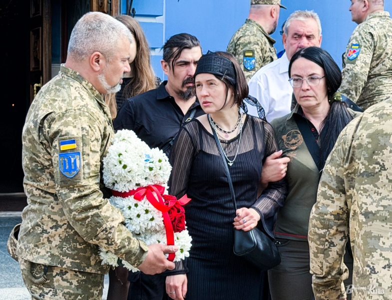 Київ попрощався з доньками полеглого захисника, яких вбила російська ракета 14 травня (фото)