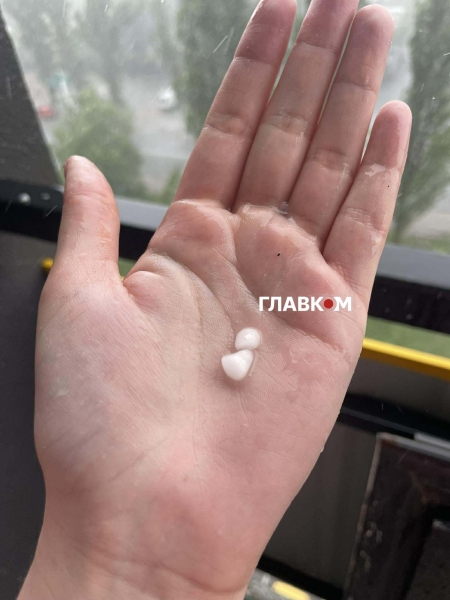 Негода вирує третій день: Київ та область накрили грози, град і ураганний вітер