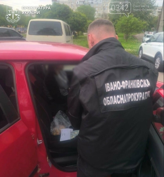 На Прикарпатті затримали держвиконавицю, яка за 3 тисяч доларів хабаря "списала" півмільйонний борг по аліментах