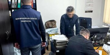 На Прикарпатті поліцейський вимагав 5 тисяч доларів і погрожував мобілізацією