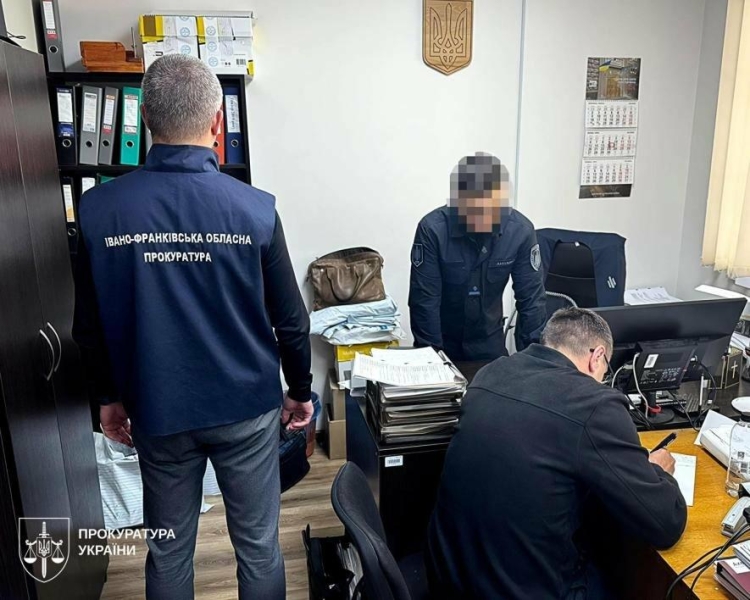 На Прикарпатті поліцейський вимагав 5 тисяч доларів і погрожував мобілізацією
