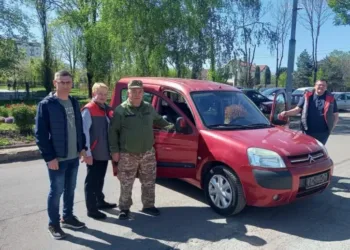 Гідний вчинок: водії франківських тролейбусів скинулися на авто для свого колеги-військового (ФОТО)