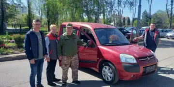 Гідний вчинок: водії франківських тролейбусів скинулися на авто для свого колеги-військового (ФОТО)