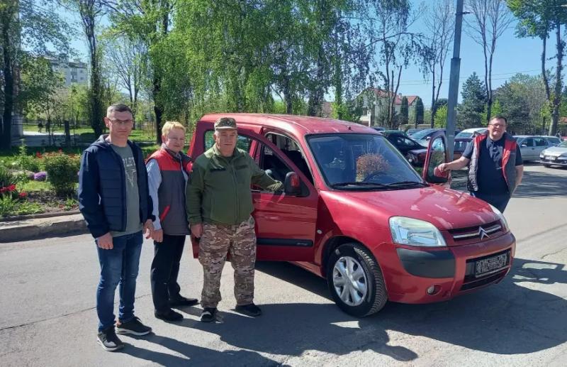 Гідний вчинок: водії франківських тролейбусів скинулися на авто для свого колеги-військового (ФОТО)
