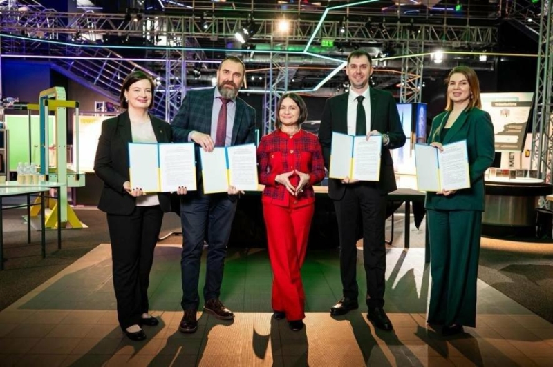 У 250 школах України з’являться сучасні STEM-кабінети: проєкт запустило МОН спільно з ДТЕК и Метінвест Ахметова