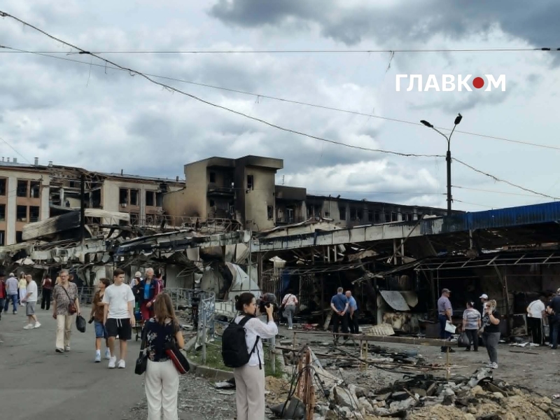 Знищені ринок та ТРЦ: як Лук'янівка оговтується після жахливого удару РФ. Фоторепортаж