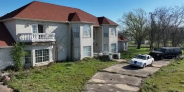 Нічийні раритети: у покинутому маєтку виявили занедбану колекцію авто (ВІДЕО)