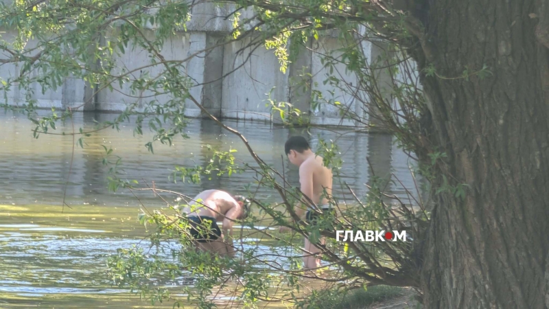 У Києві відкрито пляжний сезон, люди масово ринулись до водойм (фоторепортаж)