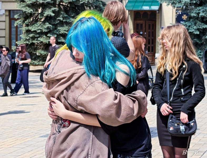 Київ попрощався з доньками полеглого захисника, яких вбила російська ракета 14 травня (фото)