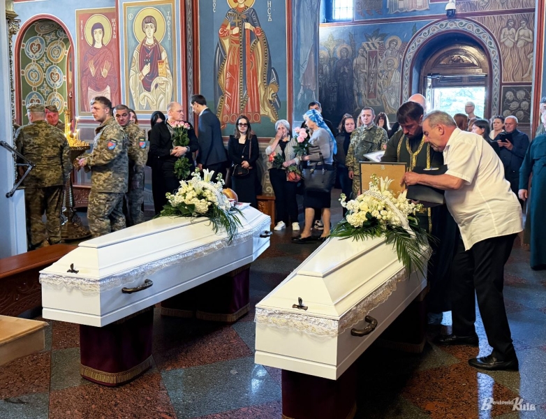 Київ попрощався з доньками полеглого захисника, яких вбила російська ракета 14 травня (фото)