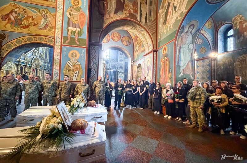 Київ попрощався з доньками полеглого захисника, яких вбила російська ракета 14 травня (фото)