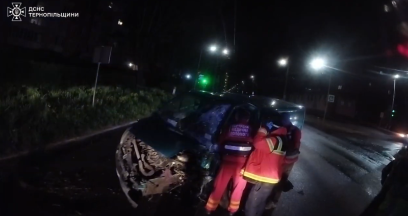 Водія затисло в авто: у Тернополі рятувальники показали кадри з місця аварії (ВІДЕО)