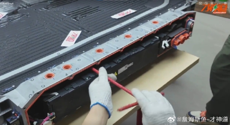 "Болгарка" проти BYD: як блогери 8 годин намагалися розібрати Blade Battery нового покоління