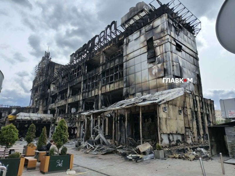 Знищені ринок та ТРЦ: як Лук'янівка оговтується після жахливого удару РФ. Фоторепортаж
