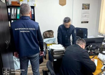 На Прикарпатті поліцейський вимагав 5 тисяч доларів і погрожував мобілізацією