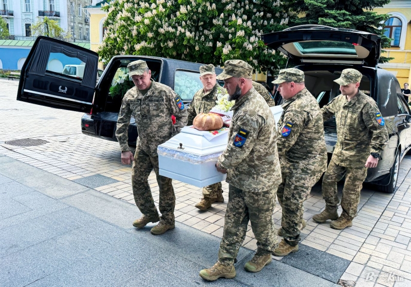 Київ попрощався з доньками полеглого захисника, яких вбила російська ракета 14 травня (фото)