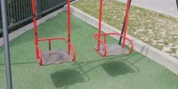 “Далі буде гірше”: у Тернополі невідомі зіпсували дитячий майданчик і налякали людей