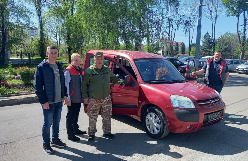 Гідний вчинок: водії франківських тролейбусів скинулися на авто для свого колеги-військового (ФОТО)