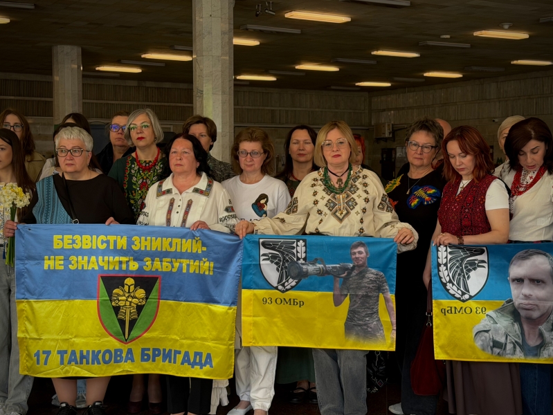 У метро відкрилася фотовиставка, присвячена дружинам і матерям воїнів