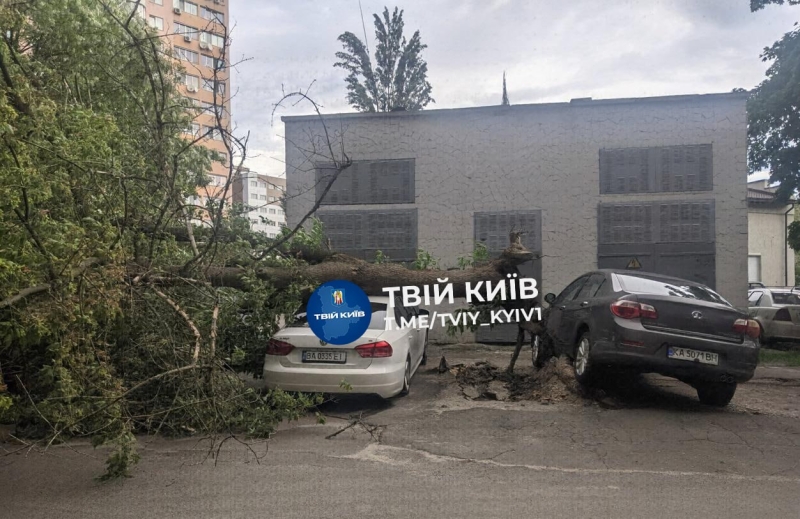 Негода вирує третій день: Київ та область накрили грози, град і ураганний вітер
