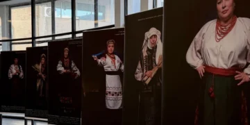 У метро відкрилася фотовиставка, присвячена дружинам і матерям воїнів