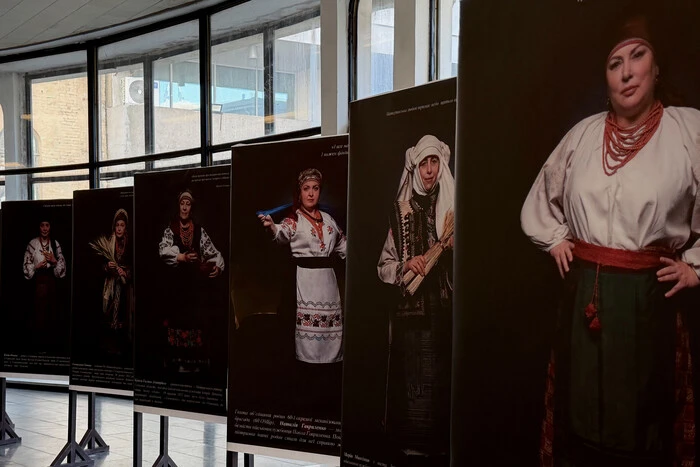 У метро відкрилася фотовиставка, присвячена дружинам і матерям воїнів
