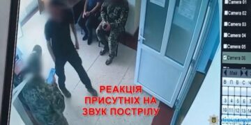 “Вже є неправдиві чутки, тому ось, погляньте”: оприлюднили запис камер у момент пострілу у приміщенні ТЦК в Тернополі (ВІДЕО)