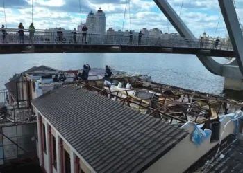 Під мостом-хвилею на Оболоні плив будинок без даху: деталі спецоперації «Десант» (відео)